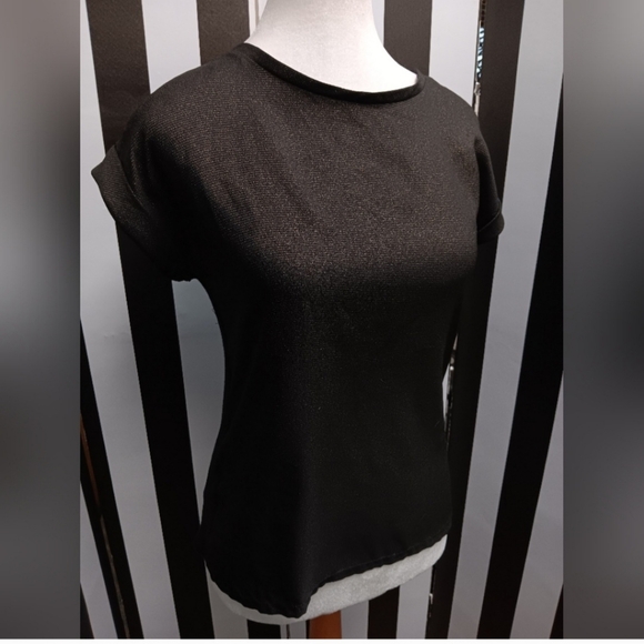 Black tee with gold threading - Picture 3 of 6